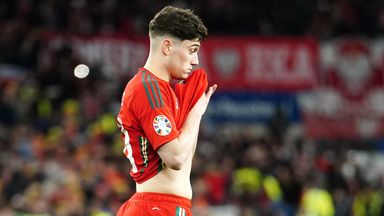 Reakcja Dana Jamesa po obronie rzutu karnego przez Wojciecha Szczęsnego